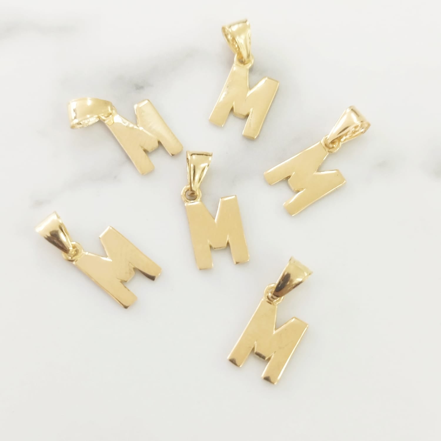 Dije letra M lisa 1.6cm 0.45gr ID: 1668