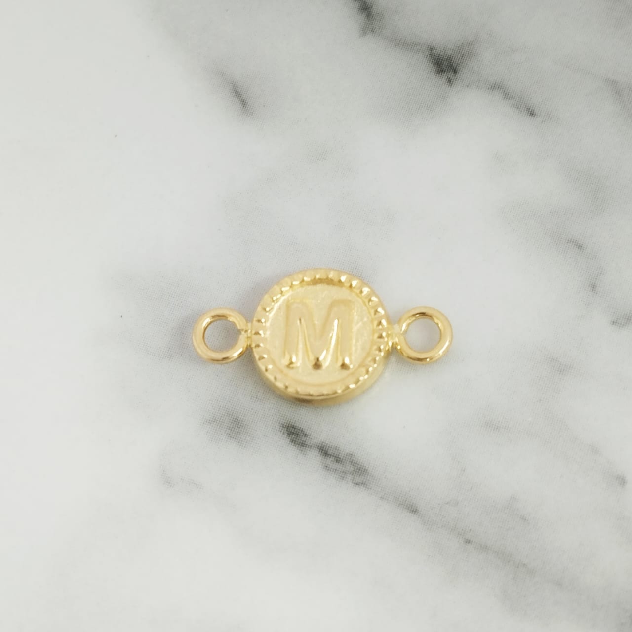 Herraje Letra M Diamantada 8mm /0.48/gr ID: 2466