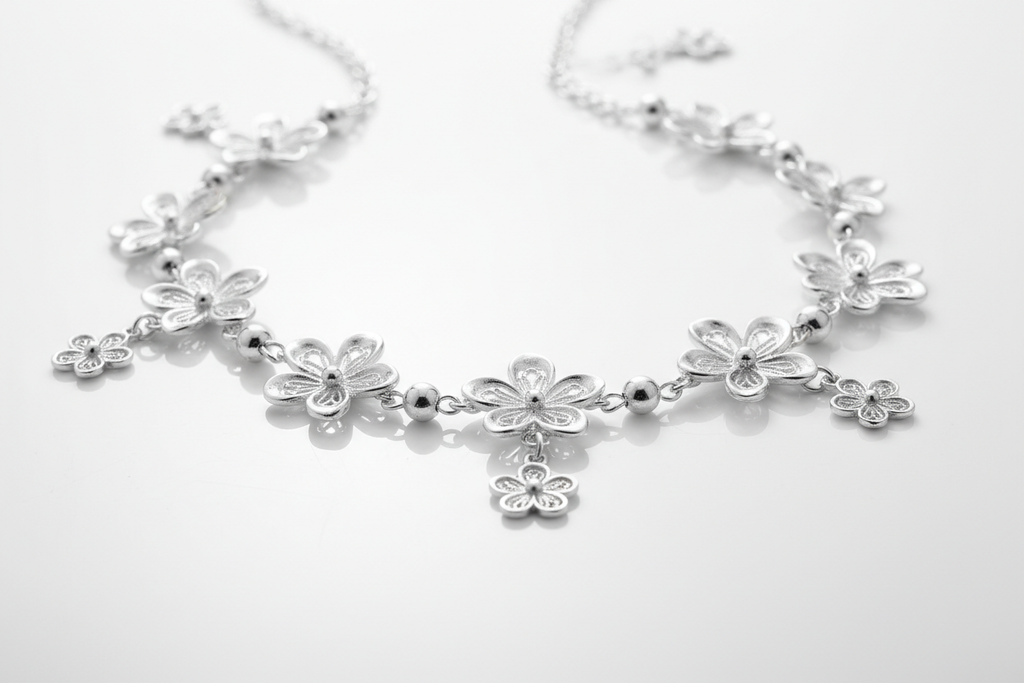 Cadena de plata con forma de flores 