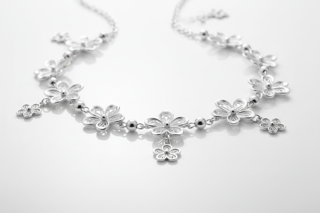 Cadena de plata con forma de flores 