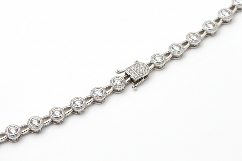 Cadena de plata con incrustaciones de diamante