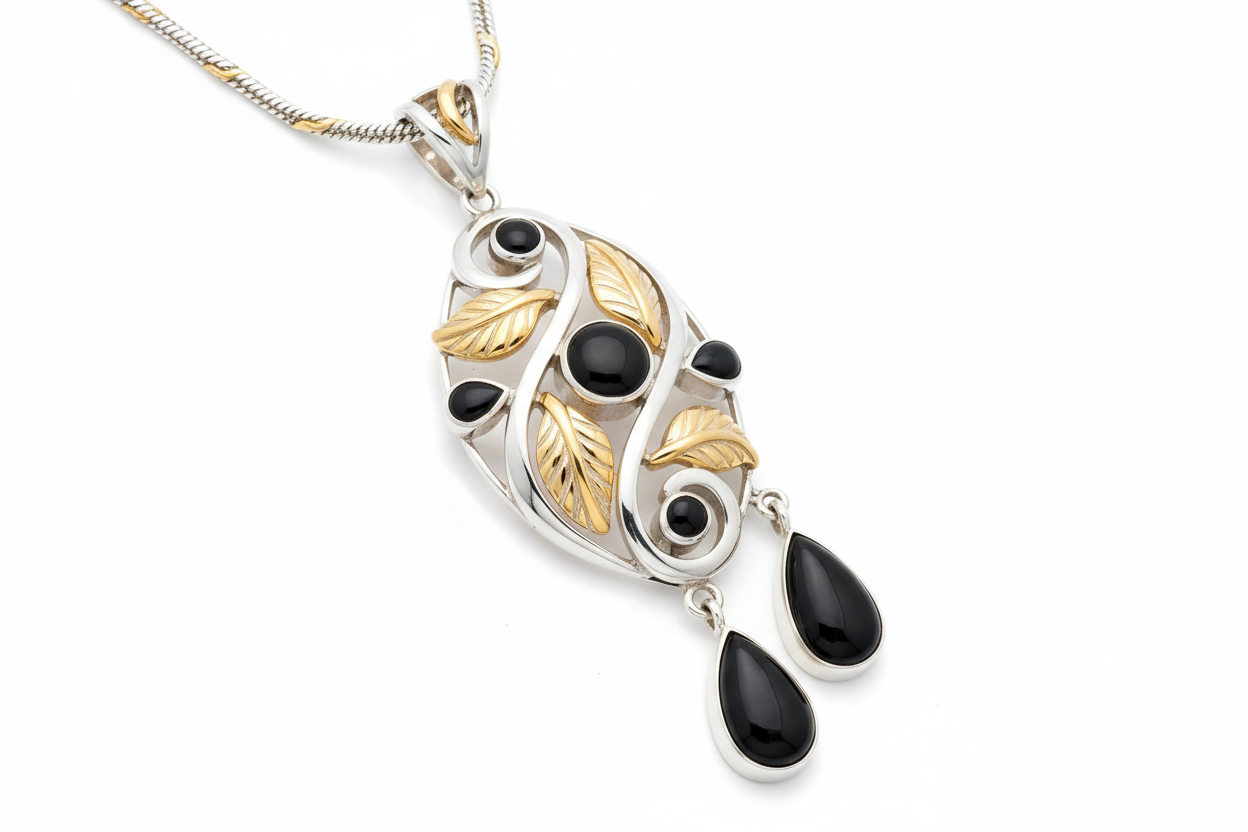 Dije en plata con incrustaciones de oro y obsidiana