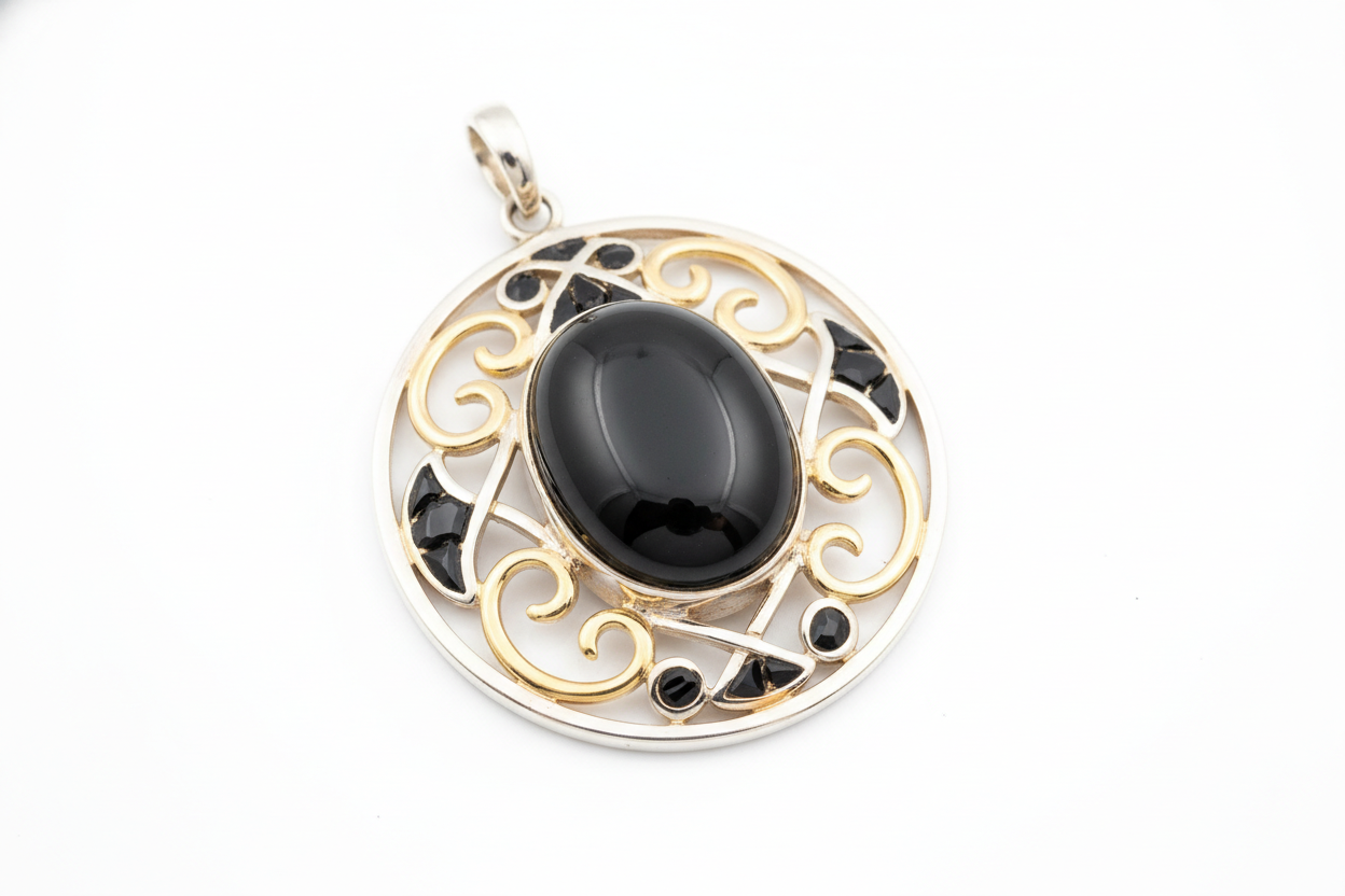 Dije en plata con incrustaciones de oro y obsidiana