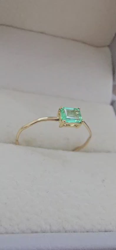 Anillo 18k con esmeralda 11mm